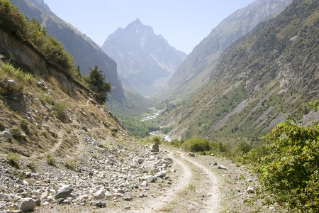 在山谷里的土路