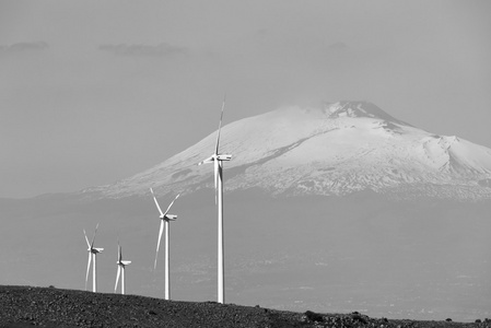 埃特纳火山的风能源风力涡轮机图片