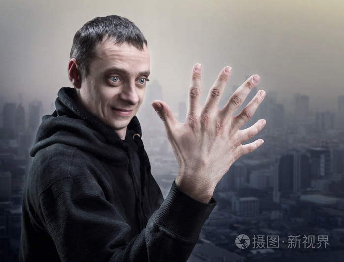 用七个手指手掌上的男人