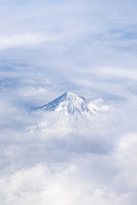 在云端的山峰