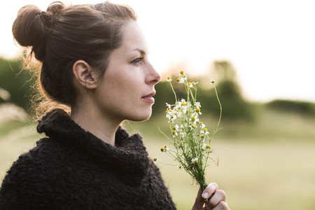 女人手捧花