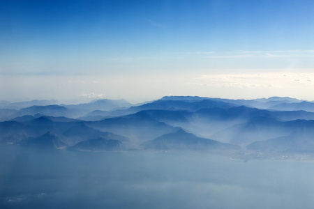 在云端的山峰