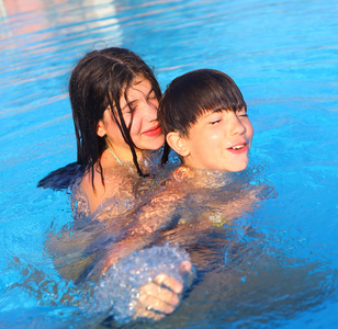 在露天游泳池在 egyp siglings 男孩和女孩玩