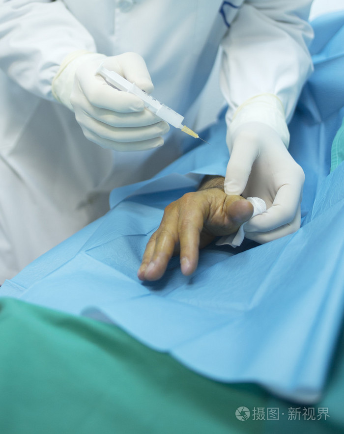 外科医生注射病人在医院诊所