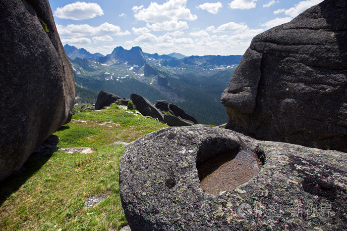 乌龟山在西萨彦岭