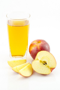 苹果汁苹果在白色背景上的切片