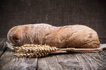 美味面包小麦木制背景