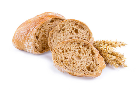 小麦在白色背景上的美味面包