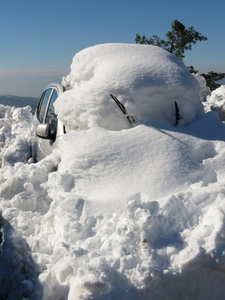 车被雪淹没