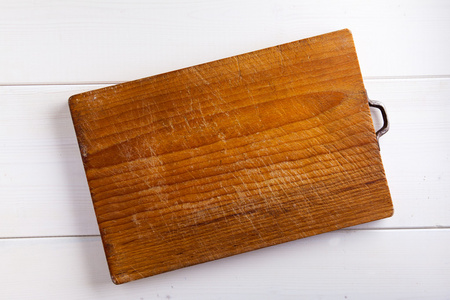 木材白色背景上的切菜板