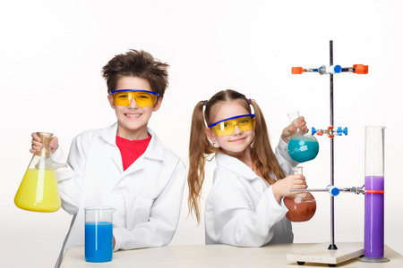 两个可爱的孩子，在化学课做实验