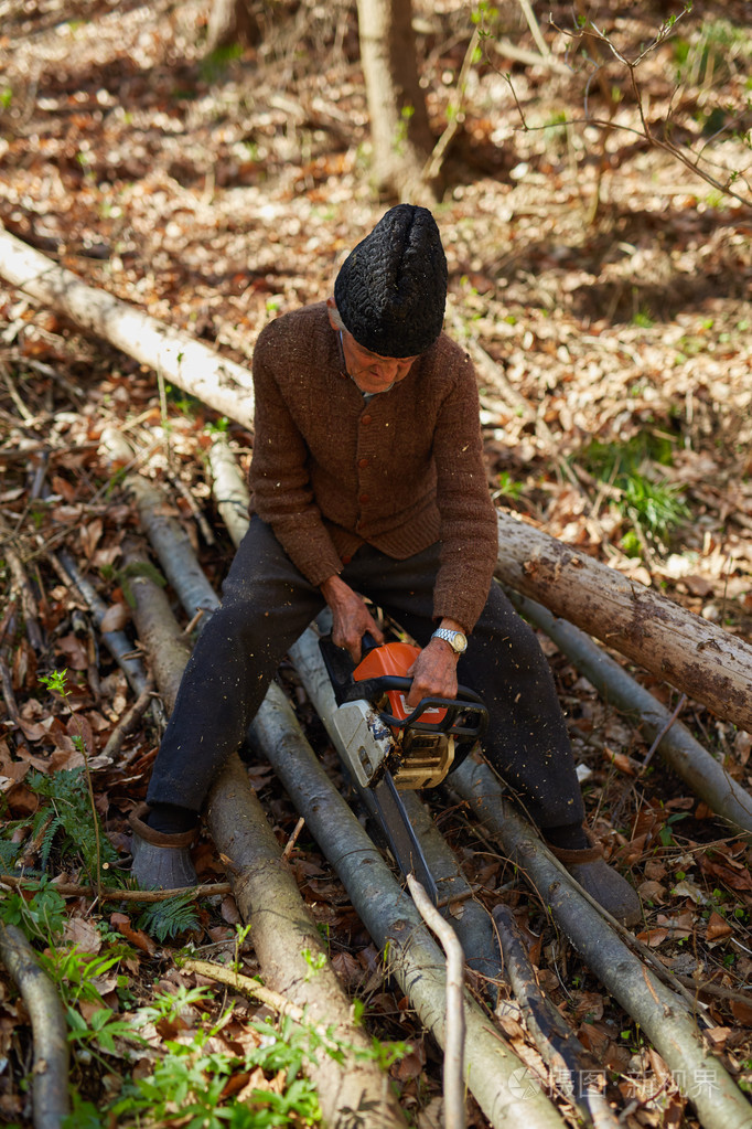 老樵夫上班用链锯