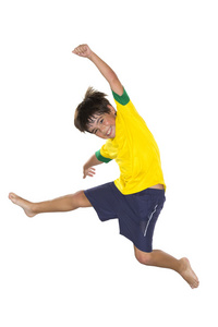 巴西的小男孩，跳跃，黄色和蓝色