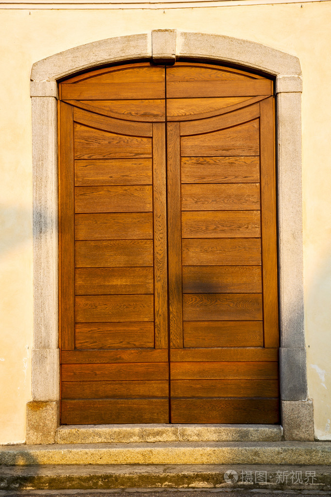 意大利伦巴第大区米兰老教堂的门在关闭