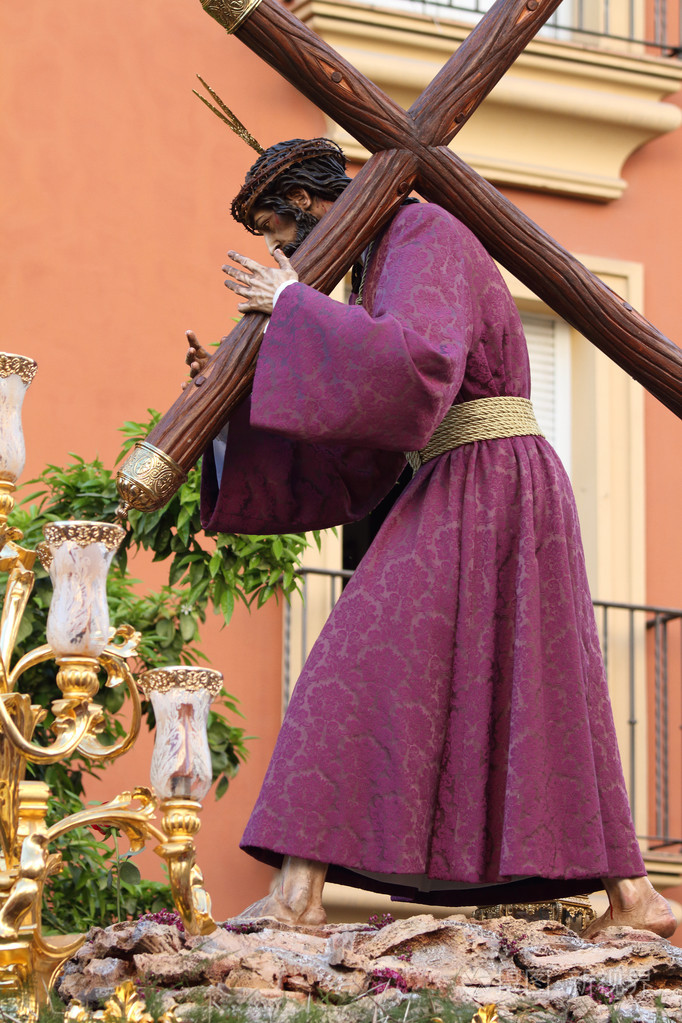 耶稣与十字架在他的肩膀