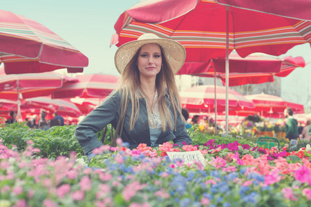 在花卉市场上的那顶草帽的女孩