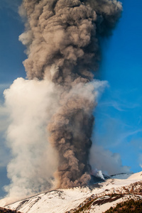 埃特纳火山喷发，熔岩流