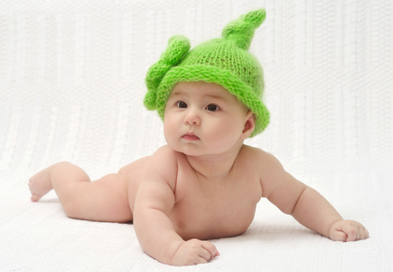 可爱的小宝宝，在滑稽的绿色帽子