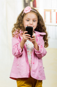 可爱的小女孩用的手机