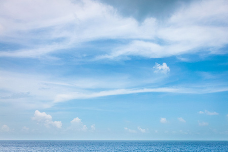 天空晴朗，cloudscape 和海洋