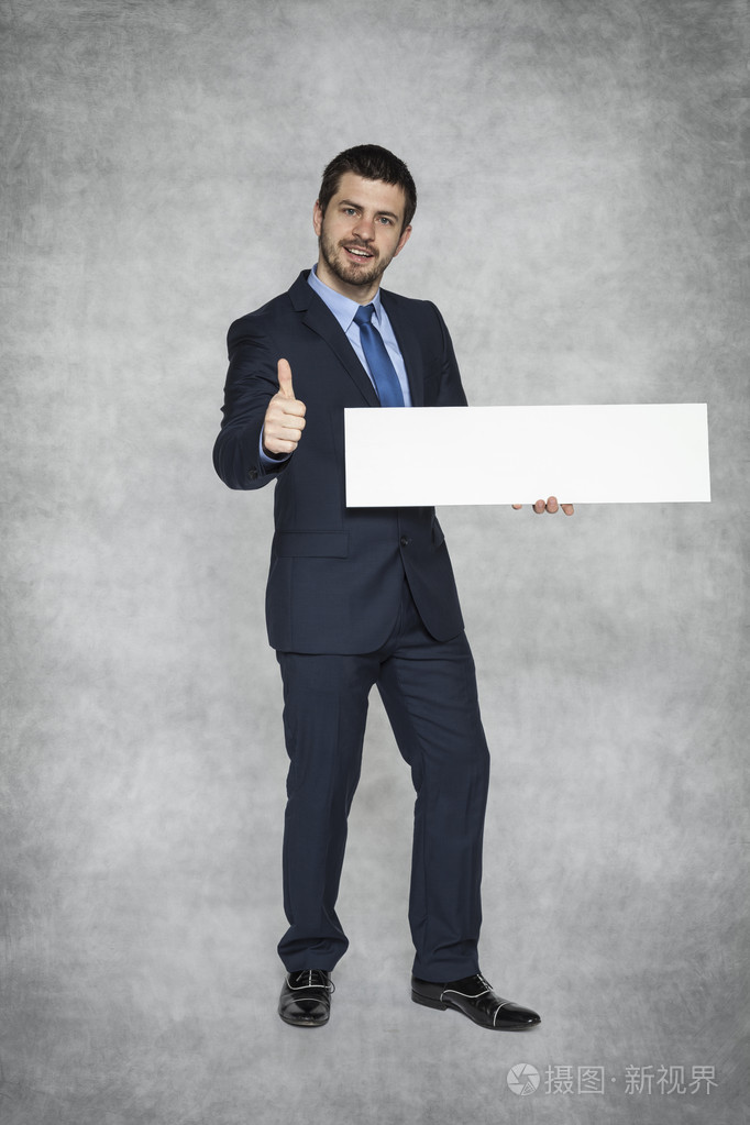 作为对这则广告的支持手势竖起大拇指