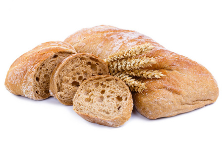 小麦在白色背景上的美味面包