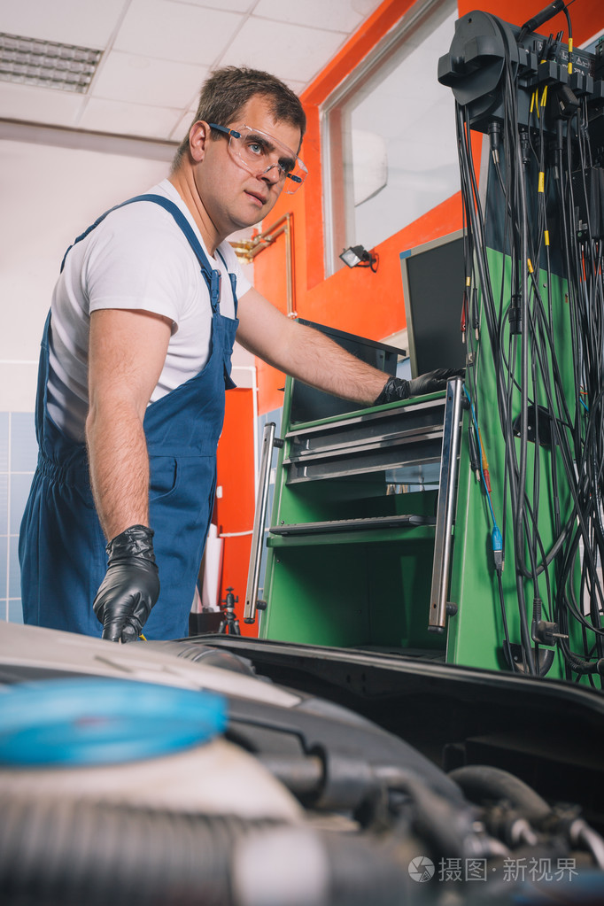 在汽车维修服务工作的专业汽车机修工