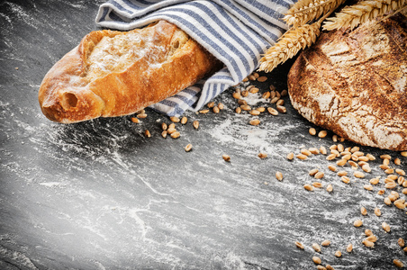 烤好的面包和面包在乡村的环境