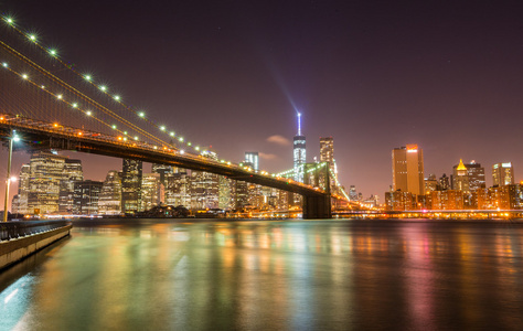 夜间背景上曼哈顿与布鲁克林大桥