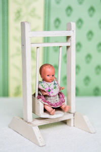 娃娃坐在摇椅上