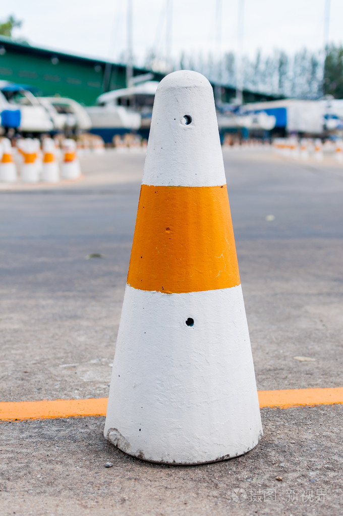 交通水泥黄色白色锥在造船厂