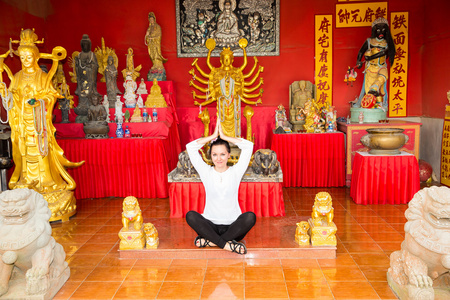 冥想在佛光寺附近的女人照片