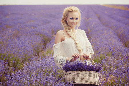 浪漫的薰衣草田地上美丽的女人的画像