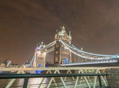 伦敦，英国。在晚上的伦敦塔桥辉煌
