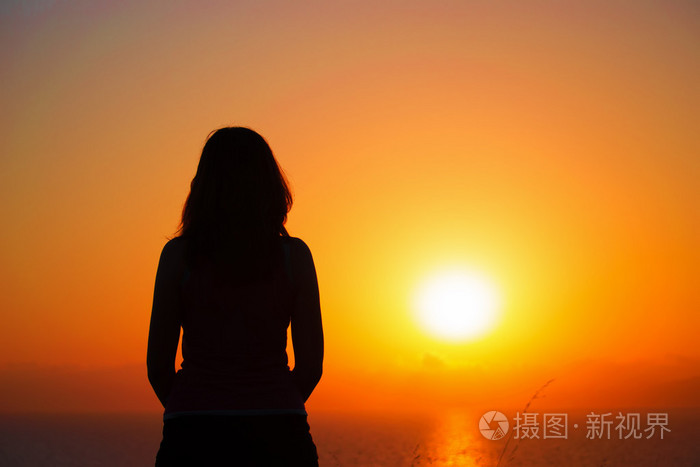 海边的女人剪影