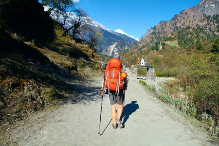 在山的登山者