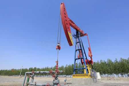 游梁式抽油机图片