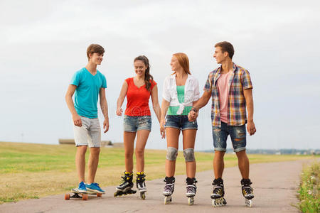 一群穿着溜冰鞋微笑的青少年