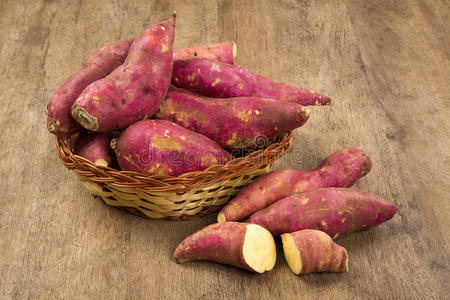 红薯植物木制背景的生红薯特写镜头照片