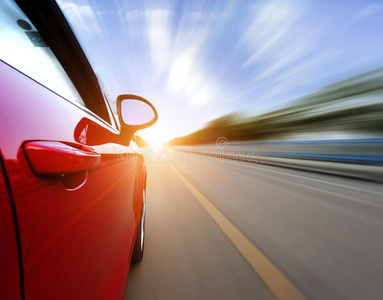 汽车在路上照片