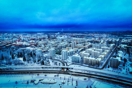 芬兰坦佩雷市冬季的蓝色鸟瞰图