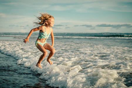 小女孩在海滩上跳