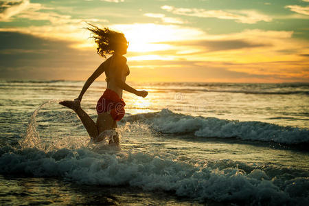 在海滩上奔跑的女人