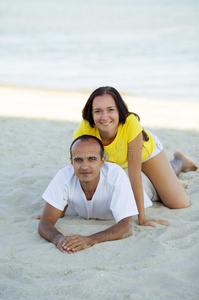 海滩上的幸福夫妇肖像