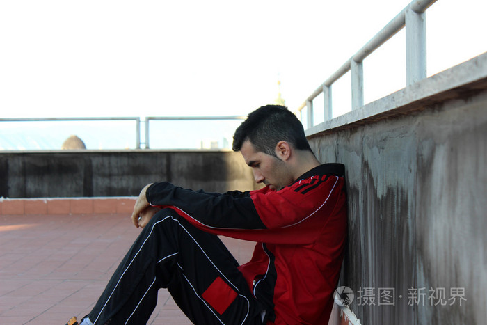 垂头丧气的小男孩