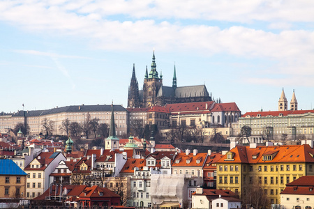 老城建筑在布拉格，捷克共和国的风景夏天视图