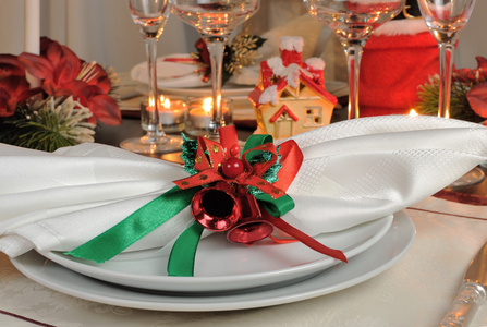 喜庆的圣诞餐桌装饰图片