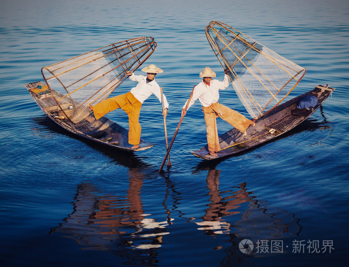 传统的缅甸渔民在茵莱湖