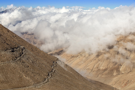 在喜马拉雅山马那里 leh 公路沿线的喜马拉雅景观。印度喜马偕尔邦