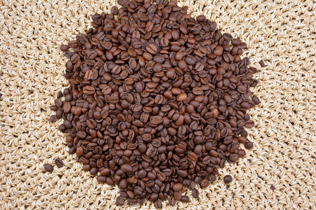对稻草编织的咖啡豆